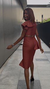 Who did it best, me or the boys? If you’re Angolan you must be a quick learner on a new dance move, I tried lol 💃🏾🕺🏾🎶 ————-. Quem fez melhor, eu ou os rapazes? Se você é angolano, deve aprender rápido algum passo de dança. Tentei, saio ou ainda falta muito? @cleyton_milionario 🌟🎶💃🏾🕺🏾 muitos parabéns e muita resistência no teu sucesso. #myculture #mypeople | Maria Borges