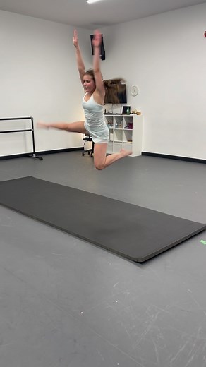 Miss Jayde on Instagram: "Check out these tumbling variations! 🤩🙌 Adding jumps to the end of tumbling sequences can be a great way to blend dance steps and acro skills together, into one seamless combination! Try it out today! #acro #dance #tumbling #acrodance #acrobatic #acrobatics #acrobaticarts #tumble #skills #backtuck"