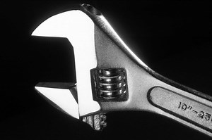 How to Remove a Wheel From a Rear Axle on an MTD Lawn Mower