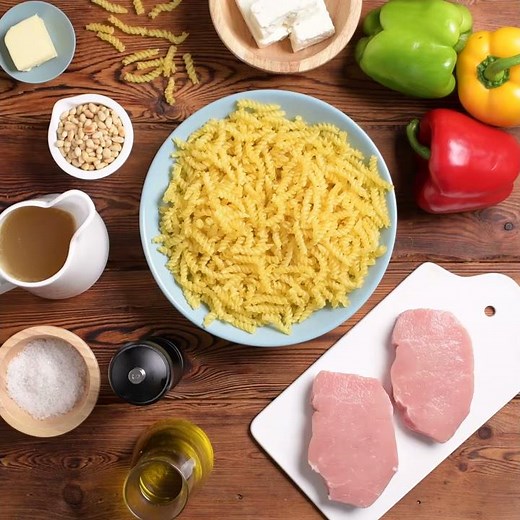 Recette: Spirelli sautés aux poivrons, mignonettes de porc et feta