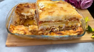 Familia mea doreste sa prepar Lasagna de 2 ori pe saptamana, un bucatar italian mi-a dat reteta Reteta sos ragu 🍂1 ceapa 🍂3 catei de usturoi 🍂1 kg carne de vita tocata 🍂200 ml vin rosu 🍂200 ml rosii 🍂piper oregano busuioc sare Sos bechamel 🍂50 gr unt 🍂80 gr faina 🍂600 ml lapte 🍂100 gr cascaval 🍂50 gr parmezan 🍂sare piper Extra :10 foi de lasagna depinde de tava 100 gr parmezan Ragout sauce recipe 🍂 1 onion 🍂 3 cloves of garlic 🍂 1 kg minced beef 🍂200 ml red wine 🍂 200 ml tomatoe