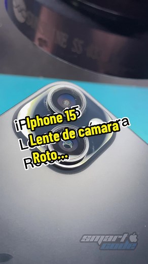 Reparación de cámara de iPhone 15 bajo microscopio