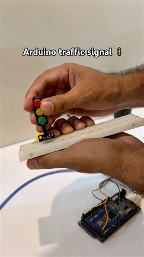 🚦 DIY Arduino Traffic Signal System! #ArduinoProject #TrafficSignal #arduinouno