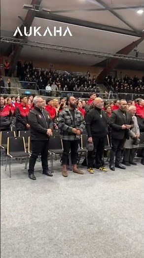 Incredible scenes as thousands sing Nei Rā Te Kaupapa in unison at Te Huinga Whetū