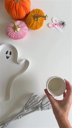 DIY Ghost Lights! Super simple to make and such a cute decoration! 👻✨✨ I used paper towels, glue, and a string of lights. Make sure to follow @luciamallea for more fun crafts! 🕯️🦇🖤 Guirnaldita de 👻 súper fácil de hacer! Son un amor para decorar todos los rincones 🥹 síganme para más magias #halloween #halloweencrafts #diyhalloween #halloweencrafts #diy #ghost | Lucia Mallea