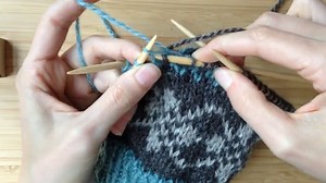 trapping long floats while using the two-handed stranded colorwork method