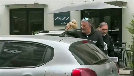 Η Ιωάννα Τούνη έξω από το ασ��υνομικό τμήμα