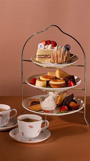 きのとや on Instagram: "【ご好評につき期間延長！】「アフタヌーンティー」 10月下旬頃終了予定でしたが、ご好評につき12月19日(金)まで延長することになりました。 白石本店、ファーム店でお召し上がりいただけます！ ファーム店では中庭を眺めながらゆったりとお召し上がりいただけておすすめ✨ お好きなケーキとスフレやチーズタルト、フィナンシェなど きのとや自慢の味わいが一度にお楽しみいただけます。 きのとやHPにてご予約を承っておりますので、ぜひご利用くださいませ！ -————————————— 1名様 2,500円 (税込) ※2名様より承ります。 【販売期間】12月19日㈮まで ※コーヒーまたは紅茶 (ホット・アイス) はおひとり様2杯まで。 ※画像は2名様分です。 ※上段のケーキはカフェのショーケースからお選びいただけます。 画像のケーキがお選びいただけない場合もございますのでご了承くださいませ。 -————————————— #きのとや #札幌スイーツ #アフタヌーンティー"