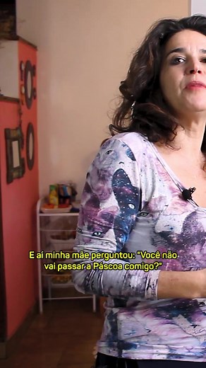 80K views · 2.4K reactions | A Pitty estava viajando quando recebeu a notícia da morte de sua mãe, através de posts no Facebook. Infelizmente, ela não conseguiu chegar a tempo para se despedir. Quando estava no voo de volta, uma mulher a fez entender que nossos pais se vão, mas se fazem presentes de outra maneira. | ter.a.pia | Facebook