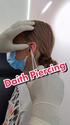 Lena bekommt ein Daith Piercing - Erfahrungen beim Stechen