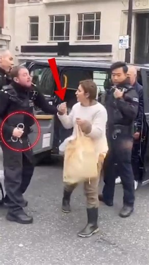 Pickpocket was caught and became aggressive after being exposed the Cops! 🙄