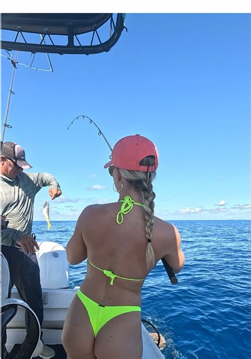 Fishing for Yellowtail Snapper in the Florida Keys! One of my favorites to do on every trip there I’m obsessed with eating these! Fish tacos for days 😅🔥🎣👀 #fishing #boat #fish #foryoupage #fishingtrip
