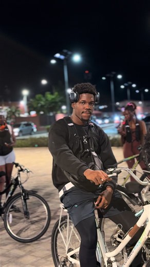 🚴🏽‍♂️🌙 Un peloton, du bon son, des rencontres et surtout des GOOD VIBES ! 🔥🇧🇯 Chez Cotonou Ride, on ne fait pas que pédaler, on crée des souvenirs ! 🥳 COTONOU RIDE — Chaque ride est unique. 🚴🏽‍♂️✨ #cotonouridefit #@AxelMerryl#RideNocturne #Cotonou #Benin