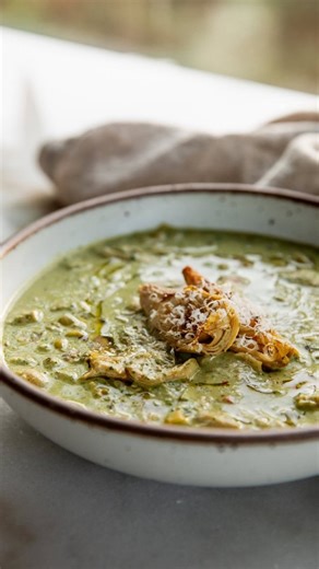Vegan Plan on Instagram: ""GET The Complete Plant Based Cookbook - Over 200+ Delicious Vegan Recipes Including 30-day Meal Plans" =>> LINK IN BIO 🔗 @vegan.planvn Spinach Artichoke White Bean Soup bc the best soups are dips in disguise. Also a good way to enjoy those veggies and fiber 🙂‍↕️ By @plantbasedrd 1 bulb garlic Avocado oil for roasting and cooking 2 leeks, green tops removed 1 yellow onion, diced 1/2 cup raw cashews 5 oz fresh spinach (or frozen, see notes below) 1, 15 oz jar quartered