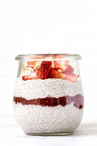 You have to try this chia pudding flavor: STRAWBERRY CHEESECAKE 🍓🍰 There's a creamy coconut-infused base and then a layer of strawberry jam and finished with some chopped fruit and almonds on top. Only a few minutes of prep, vegan, and GF. It's a fabulous breakfast or snack! FULL RECIPE >> https://www.simplyquinoa.com/healthy-chia-pudding/ | Simply Quinoa