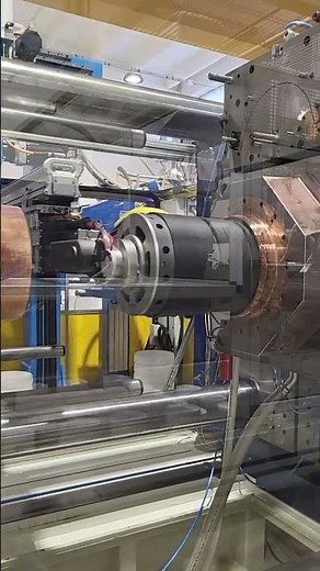 Side entry cartesian robot working in the extraction of a 10l bucket with IML