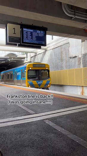 Shes backkkk #transport #melbourne #ptvmelb #xtrapolis #train #trainspotting #metro #metromelbourne #vicaustralia #melbournetransport #comeng #siemensnexas #hcmt #frankstonline