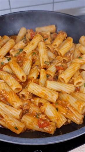This 10-Minute Sardine Pasta Is Breaking the Internet 🍝🐟🔥 🧾 Ingredients (only 6–7): 200 g penne pasta 1 can sardines in olive oil 8–10 cherry tomatoes 3–4 tbsp canned crushed tomatoes 1 garlic clove Salt (just a pinch) Black pepper (optional: chopped parsley or chili flakes) 👩‍🍳 Instructions: 1. Pasta Boil the penne in salted water until al dente. Reserve ½ cup of pasta water, then drain. 2. Base Heat the sardine oil in a pan. Gently sauté the garlic just until fragrant. 3. Tomatoes Add th