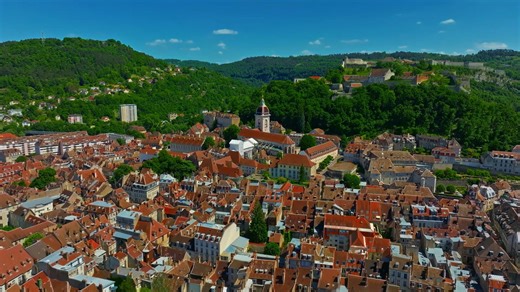 Besançon, Frankreich: Ein atemberaubender Drohnenflug über den Doubs