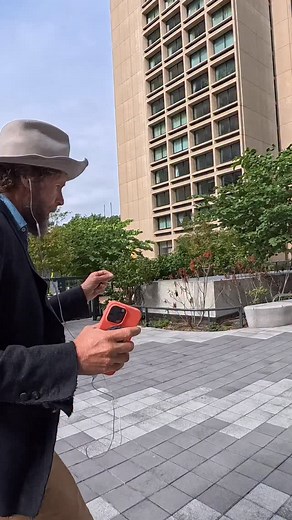 due giorni dopo aver finito le sei giornate di sessions in studio ho percorso manhattan da nord a sud e da est a ovest come un pazzo ascoltando le registrazioni stupito e contento. Qui ero con la @fravaliani dalle parti della NYU (sapete che quella che si vede alla fine del reel è l’unica scultura urbana di Picasso al mondo?) e lei mi guardava ascoltare in cuffia pensando alla figura che le facevo fare, pronta a fare finta di non conoscermi 😂❤️. La scusa è che i dottori mi hanno detto che cammi