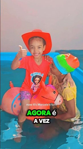 🏊‍♀️Duas amigas, um desafio na piscina e muita diversão!🥳 #shorts @mundodaangelica #comedia