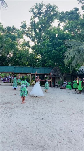 My beautiful cousin on her wedding day performing a tahitian slow dance on a Vanuatu song❤️😍 #poeravarava🇻🇺