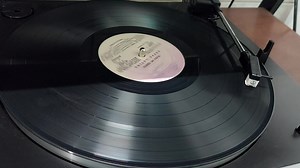 32K views · 435 reactions | Para terminar la semana a puro ritmo GRUPO LATINO te hace mover el esqueleto.. y si es para mi gente mejor | La Cueva Tropical | Facebook