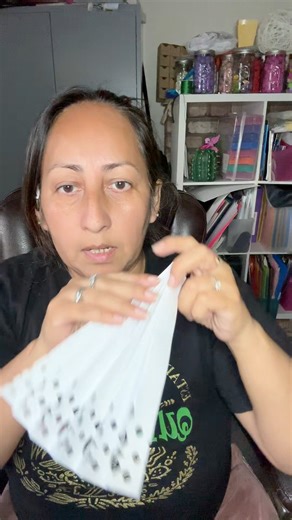 Hoy te muestro cómo hice el vestido de papel para mi catrina, con una orilla tipo encaje que le da un toque elegante y tradicional. Yo utilicé mi Cricut para los cortes, pero si no tienes máquina, ¡puedes hacerlo con tijeras y quedará igual de hermoso! 🌼💜 Lo importante es mantener vivas nuestras tradiciones con creatividad y amor.💕✨🌟 #CatrinaDePapel #VestidoDePapel #CricutProjects #ManualidadesMexicanas #DíaDeMuertos #TradiciónYCreatividad #HechoAMano #PaperCraft #CricutEnEspañol #Manualidad