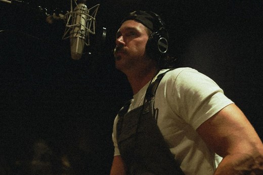 Riley Green Puts A Country Spin On John Mayer’s “Slow Dancing in a Burning Room” | Whiskey Riff