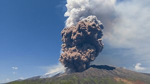 Éruption de l'Etna : "C'est le fonctionnement normal du volcan même s'il est extrêmement spectaculaire", rassure un spécialiste
