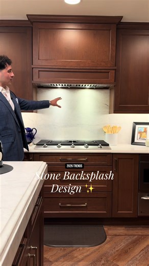 Full-height backsplash done right 🤍 The consistency, the nearly invisible seam, the hood perfectly matching the cabinetry… everything flows together. A true kitchen masterpiece. ✨ #kitchendesign #kitchen #kitchenbacksplash #backsplash