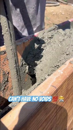 How To Get No Voids In Your Concrete Retaining Wall | Vibrating Concrete Retaining Wall Pour | 💯🫡