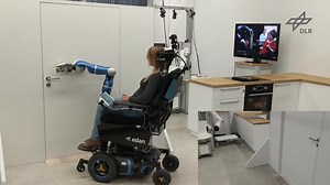 共享控制應用於輔助機器人EDAN 重點說明： 移動機器人EDAN（EMG控制的日常助手）是一種輔助機器人系統，適用於嚴重運動障礙的人。通過控制肌肉信號和集成的共享自主權，可以實現日常任務，例如從玻璃杯飲水或打開門。 影片來源： Shared control applied to the assistive robot EDAN https://m.youtube.com/watch?v=pbL8kK8VXMo&feature=youtu.be | Smart Robots 智慧機器人