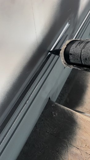 BLACK ‘N’ BLUE Caulked with the paint warrior 12.5% flex Sprayed with the qtech airless QT290 using Tikurilla everal aqua 10 for the finish in pitch black walls in the Dulux heritage velvet Matt in a nice blue 🔥#paint #painting #painter #paintwarrior #decor #decoration #decoração #diy #diyhomedecor #design #insta #instagram #instareels #instalike #instadaily #viral | Paint Warrior