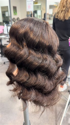 Soft glam, big volume, and a whole lot of bounce ✨ Hollywood curls done right 🎀