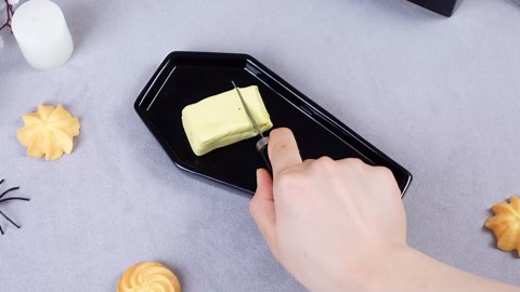 Reallnaive 2 Pcs Coffin Butter Dish with Lid Set with Butter Knife Black Gothic Skull Shape Ceramic Halloween Gothic Horror Kitchen Utensils Gift for Halloween Table Decoration Party Supplies(Flat)