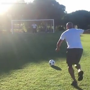 933K views · 9.3K reactions | When Roberto Carlos recreated his famous free kick vs. France 勞 (via Roberto Carlos RC3) | ESPN FC | Facebook