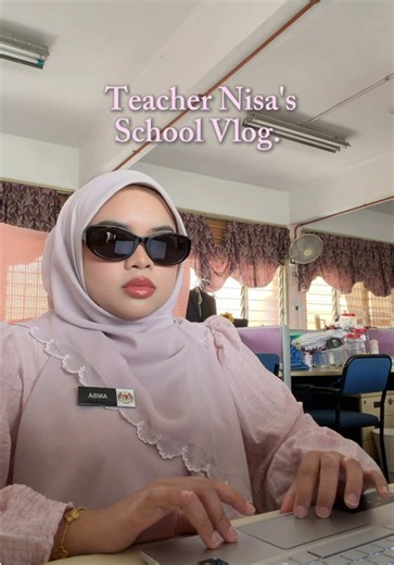 cerah masa depan teacher harini sebab terrrpakai shades cushion cerah pulak. but no worries, yang penting finishing letopss 😍🤍