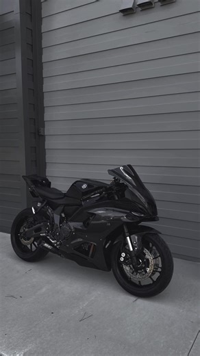 Exploring the Yamaha R7 Performance in Grey Weather