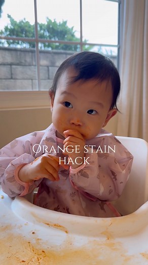 Jamie Yang on Instagram: "If you are a parent, watch & save this cleaning tip!! 🤯 demonstrating how to easily remove orange stains— when we first got the stain, we tried vinegar and hydrogen peroxide and it did NOT work! Then in her next feeding I fed her avocados, and the natural oils in it wiped her tray clean🤯 I then came onto my stories and with the help of my I G family, a few people shared with me OILS🤯 to remove orange stains (olive, cannoli, vegetable!) so I guess when I fed her avoca