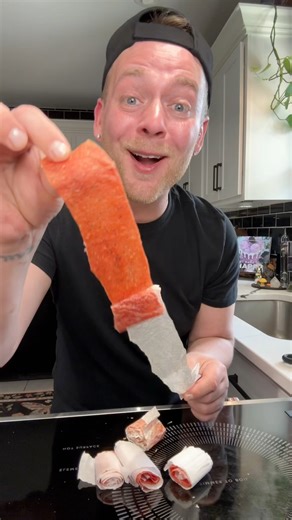 This homemade Fruit Roll Up recipe is an easy and tasty way to use up fruits before they go bad 😁 | Kitchentool