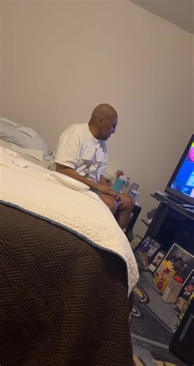 he said he was the first person to ever dribble between his legs and behind his back 😂 .. What y’all think.? #fyp #funny #questions #basketball @Ballislife @ballislife.hoops