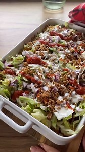 ❤️ ZAPIEKANKA Z MIĘSEM MIELONYM I PIECZONYMI ZIEMNIACZKAMI ❤️ 😊 Zrób sobie na weekend 😊 ▶️Składniki: - 600 g pieczonych ziemniaków (możesz użyć gotowych ziemniaków lub upiec samemu np w air fryer) - 800 g mięsa mielonego (u mnie szynka) - 1 łyżka przyprawy do mięs - olej do smażenia - 3 pomidory - 1 papryka czerwona - 1 papryka żółta - 1 cebula czerwona - 1 łyżeczka papryki ostrej - 1 łyżeczka curry - 1 łyżka czosnku niedźwiedziego - 1 łyżeczka soli - 300 g tartej mozzarelli - sałata lodowa - 