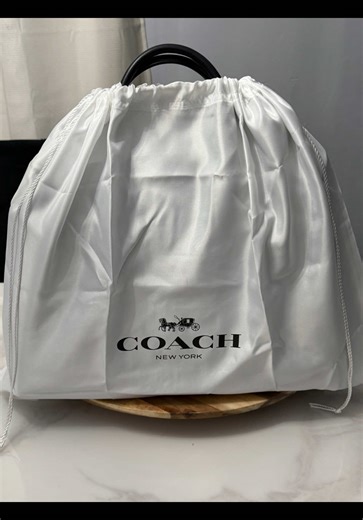 My husband surprised me with this coach bag that I had my eye on. I’m in love with the #softempirecaryall40. This is the navy blue btw, I wanted the Merlot color but the navy blue bag is just as beautiful. He did good!!!! #coach #coachbags #empirecarryall #newyear