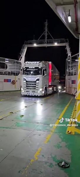 Video di Francesco Derenzo (@francesco_derenzo) con Vallée De Larmes - Bomber Firework Version - Bombers