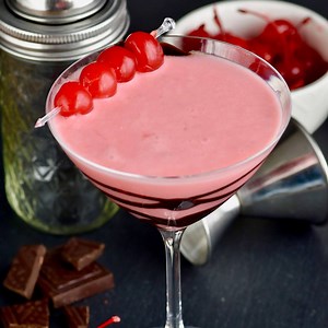This CHOCOLATE COVERED CHERRY MARTINI is dessert in a glass! 🍒 🍫 🍸 https://www.shakedrinkrepeat.com/chocolate-covered-cherry-martini/ | Shake Drink Repeat