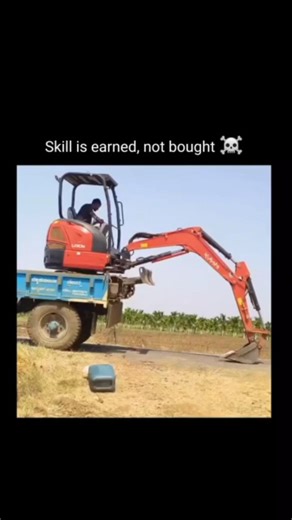 𝐒𝐜𝐢𝐞𝐧𝐜𝐞 𝐓𝐡𝐚𝐭 𝐇𝐢𝐭𝐬 𝐃𝐢𝐟𝐟𝐞𝐫𝐞𝐧𝐭 on Instagram: "Who says you need a ramp to unload heavy equipment? This video shows a seasoned operator skillfully using an excavator’s hydraulic arm to “walk” the machine off the trailer—no ramp, no problem. It’s a perfect example of physics and balance in action, with every move showing years of on-site experience. This no-ramp technique isn’t just efficient—it’s a show of total control and precision. Whether you’re in construction or just lo