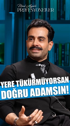 ALAKA on Instagram: "“Karanlıkta yere tükürmüyorsan, doğru adamsın.” 🌙 Gökhan Türkmen, hayattaki duruşunu ve nezaketinin köklerini anlatıyor: Kadınlarla çevrili bir dünyada yetişmenin bir erkeğin ruhuna kattığı o ince detaylar... 🔗 Profesyoneller’in 13.bölümü, ALAKA’da yayında! Program Sunucusu: @murataygen Konuğumuz: @turkmen #MuratAygenleProfesyoneller #MuratAygen #GökhanTürkmen #alakamedia #TürkçePop #Müzik"