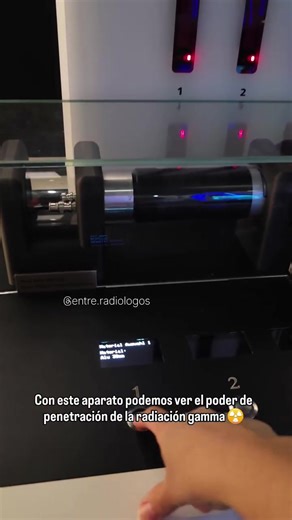 Los verdaderos Unstoppable! La radiación gamma es una radiación electromagnética de altísima energía (más que los rx), que se origina en procesos nucleares (desintegración). Es muy penetrante, eso significa que puede atravesar distintos materiales sin dificultad. Su atenuación (frenado) depende de la densidad y del número atómico del material: el plomo la bloquea de forma eficaz, mientras que sea de un grosor respetable, en cambio el aluminio y el vidrio plomado ofrecen muy poca protección. Por 