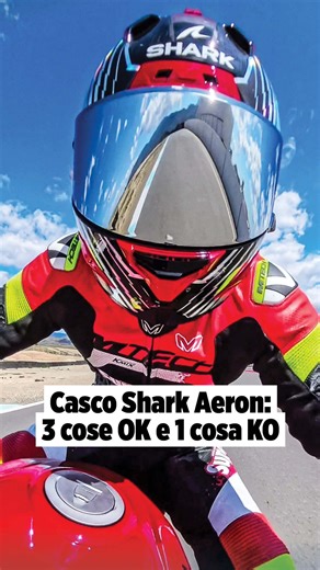 Casco Shark Aeron: tre cose 👍🏻👍🏻👍🏻 e una cosa 👎🏻 dopo che il nostro @aigorberzi lo ha utilizzato a fondo in strada e in pista per circa un mese. 👍🏻 Il comfort. E una versione più comoda (e quindi più adatta all'uso stradale) dell'Aeron GP, il top di gamma indossato nelle gare dai piloti Shark. Nessun problema neppure nell'uso prolungato, nonostante le caratteristiche racing. 👍🏻 L'aerazione. E' un casco molto ben aerato, grazie alla grande quantità di prese d'aria ed estrattori. Perfe